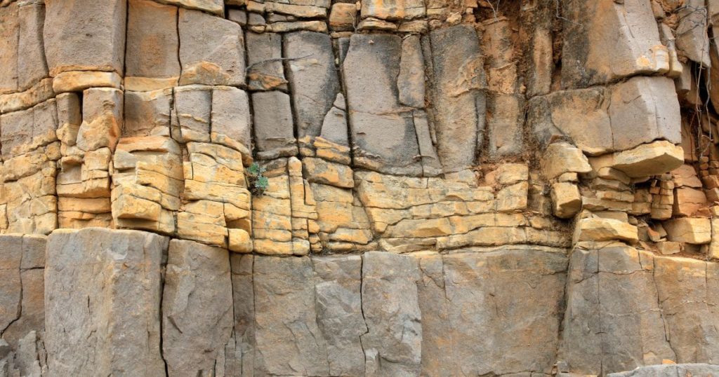 Horizontal bedding planes with a high persistence in a sandstone rock mass.