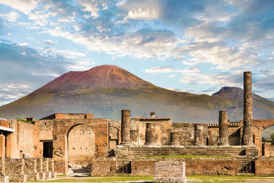 Active-volcano-in-Italy_Vesuvius-